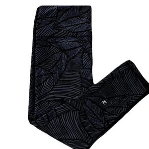GLYDER/ Black & grey leaf patterned/Capri leggings/Size US M/L approximately